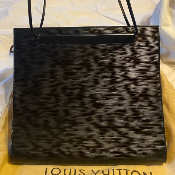 Stunning epi leather LV purse! Barely used comes with duster. - Picture 1 of 11